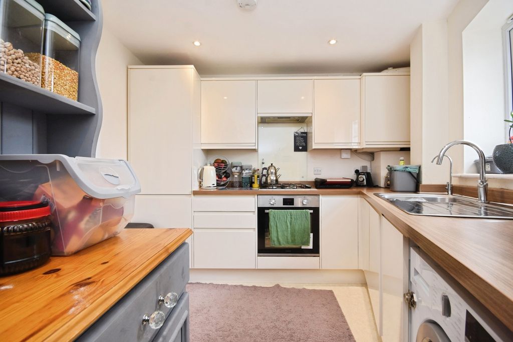 Property photo 2 of 11 Kitchen