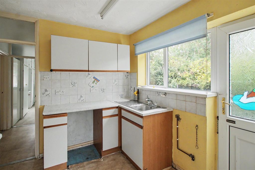 Property photo 2 of 10 Kitchen