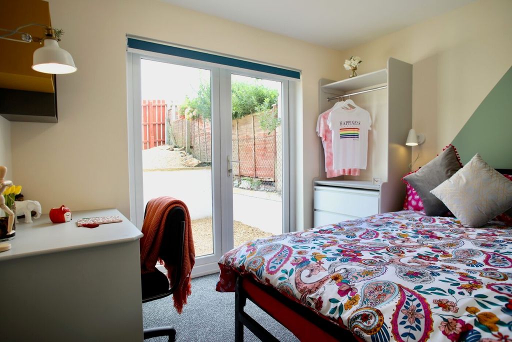 Property photo 1 of 5 Bright, Neatly Styled Double Bedroom With Large Pa...
