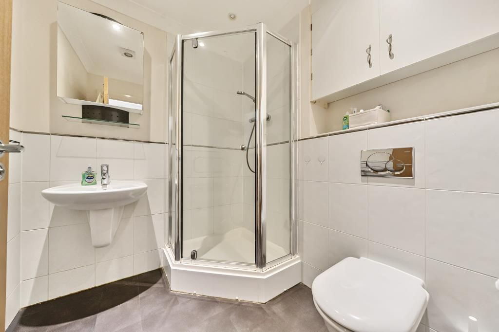Property photo 2 of 20 Bathroom