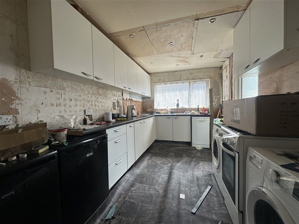 Property photo 1 of 4 Kitchen