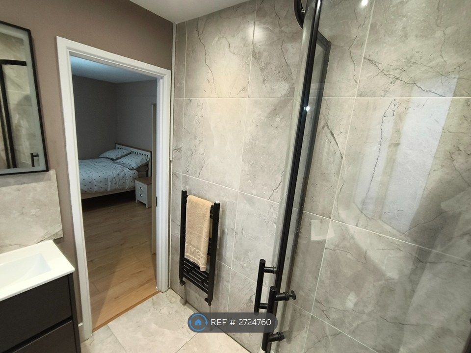 Property photo 3 of 23 En Suite Bathroom