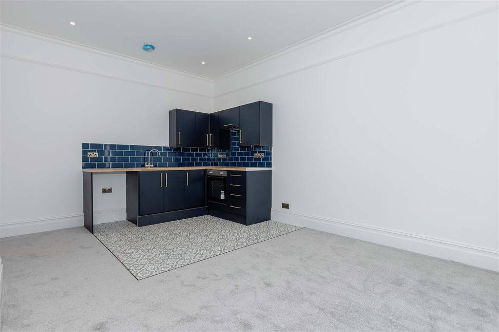 Property photo 3 of 10 Salisbury Rd_5.Jpg