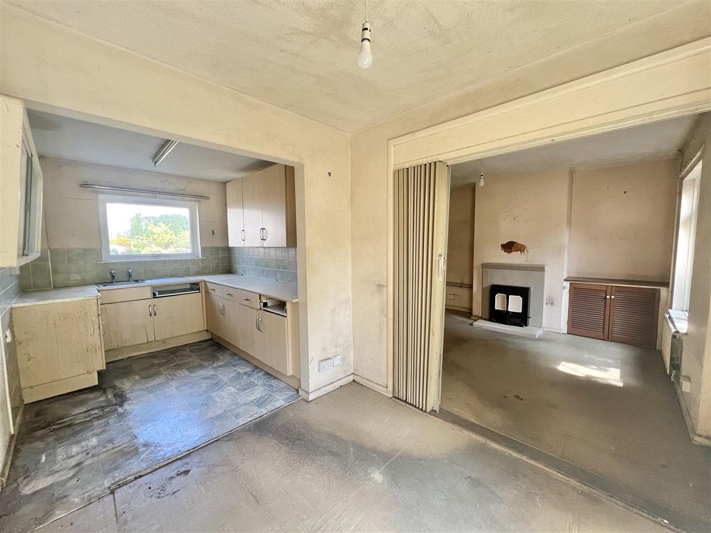 Property photo 3 of 17 Kitchen Diner: