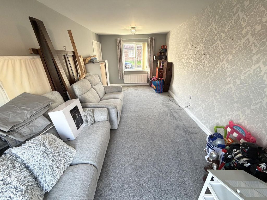 Property photo 3 of 19 Lounge