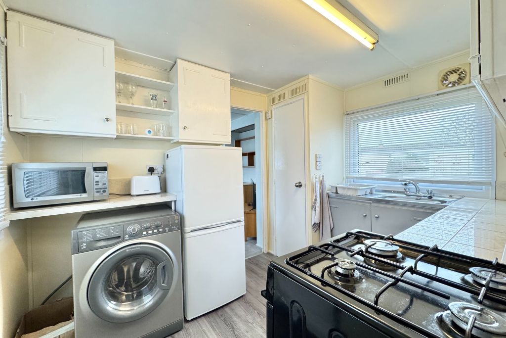 Property photo 3 of 9 Kitchen