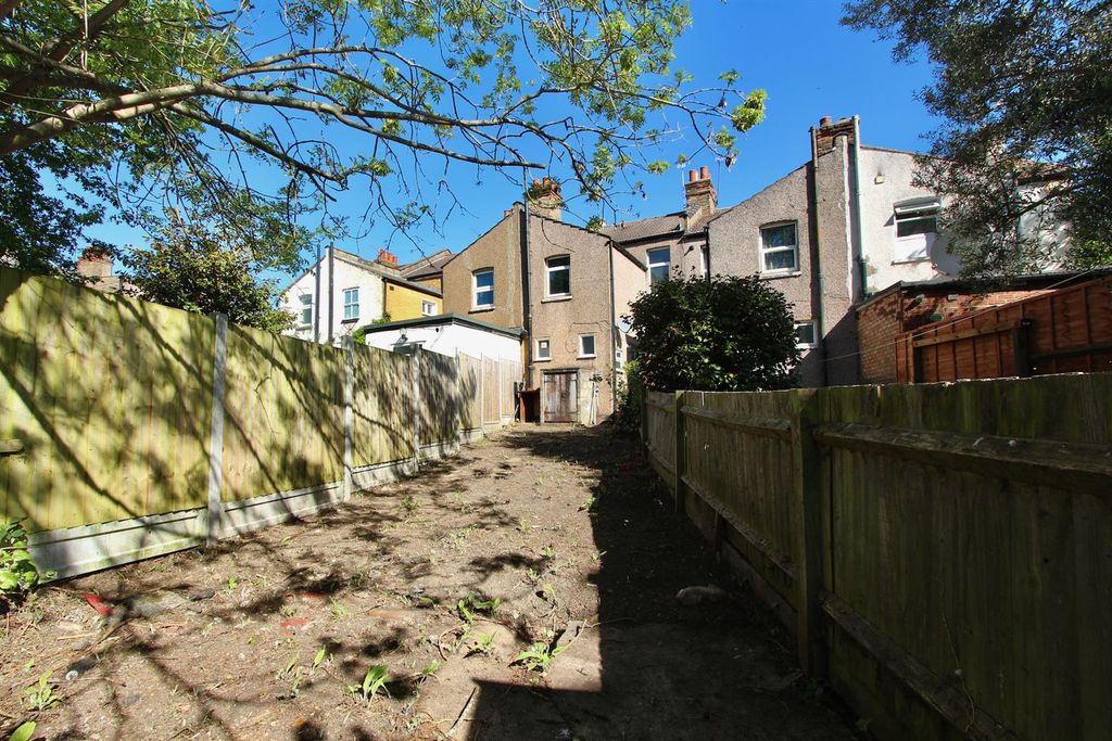 Property photo 3 of 19 Cross Road, En1