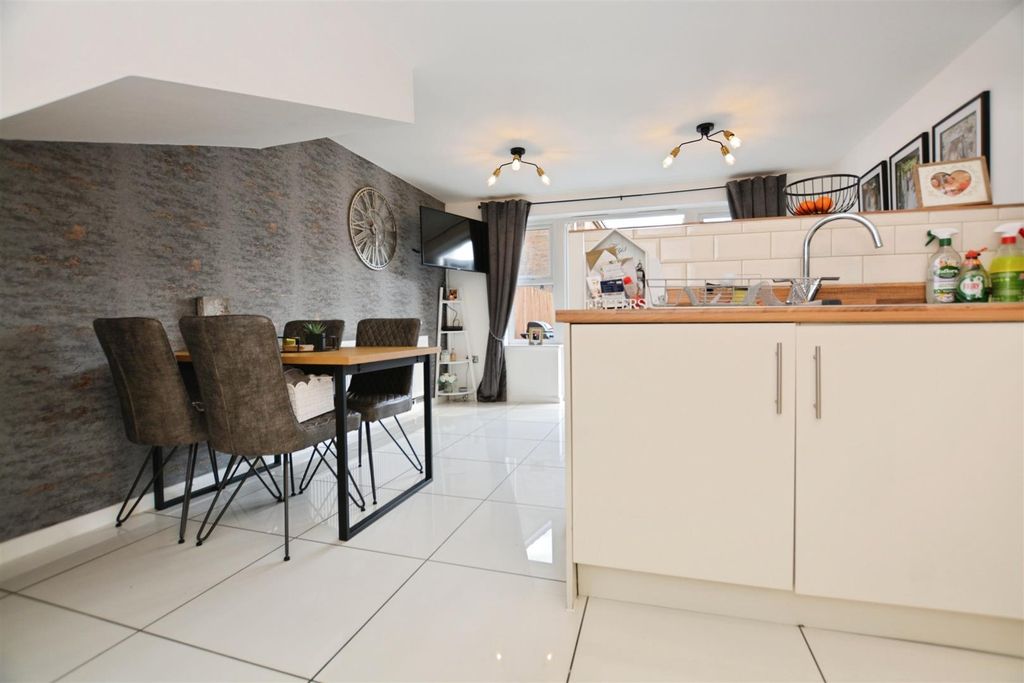 Property photo 2 of 28 Kitchen/Diner