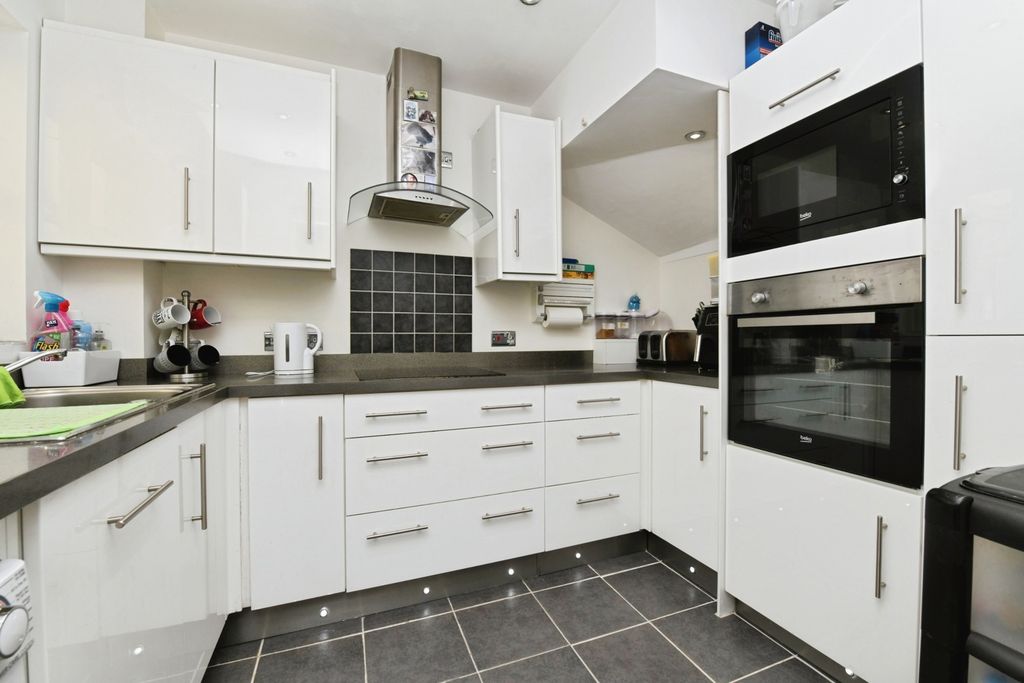 Property photo 3 of 17 Kitchen