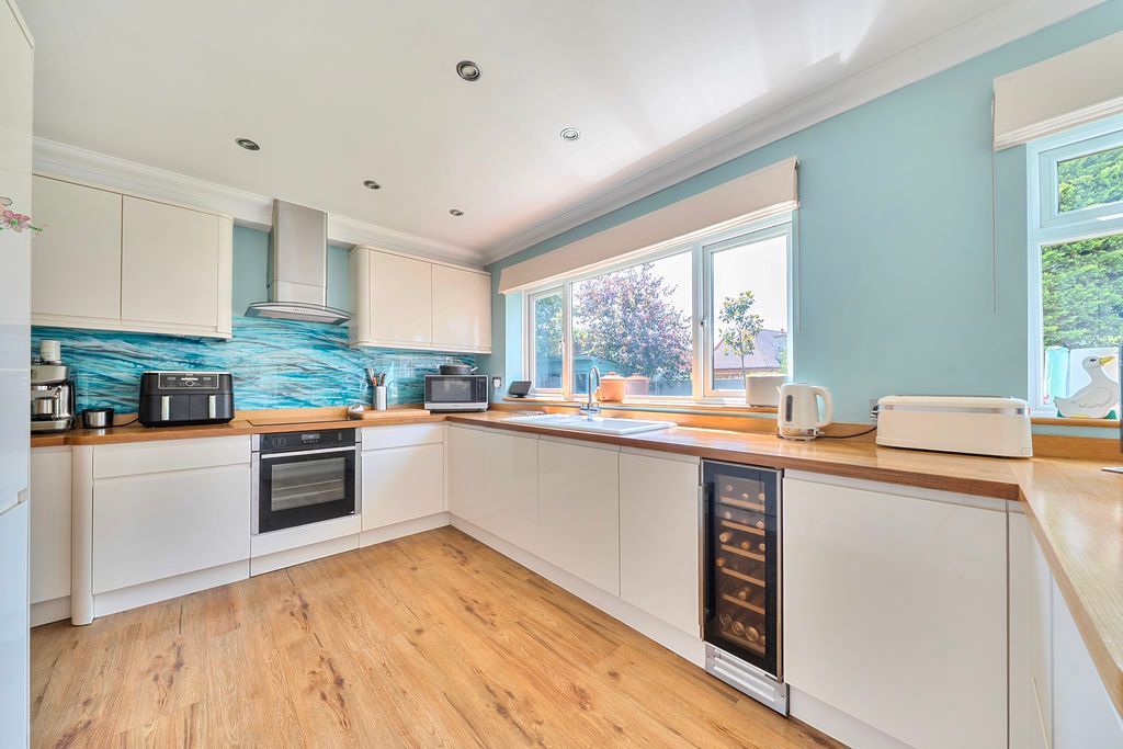 Property photo 3 of 25 Kitchen/Diner