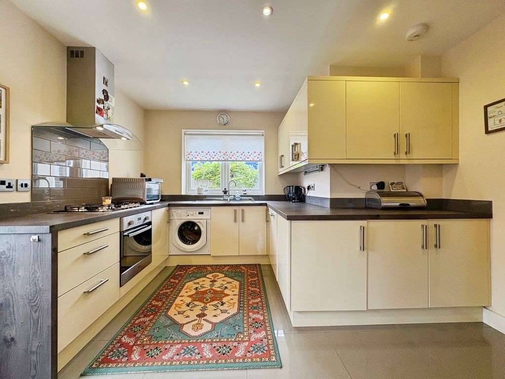 Property photo 3 of 31 Kitchen