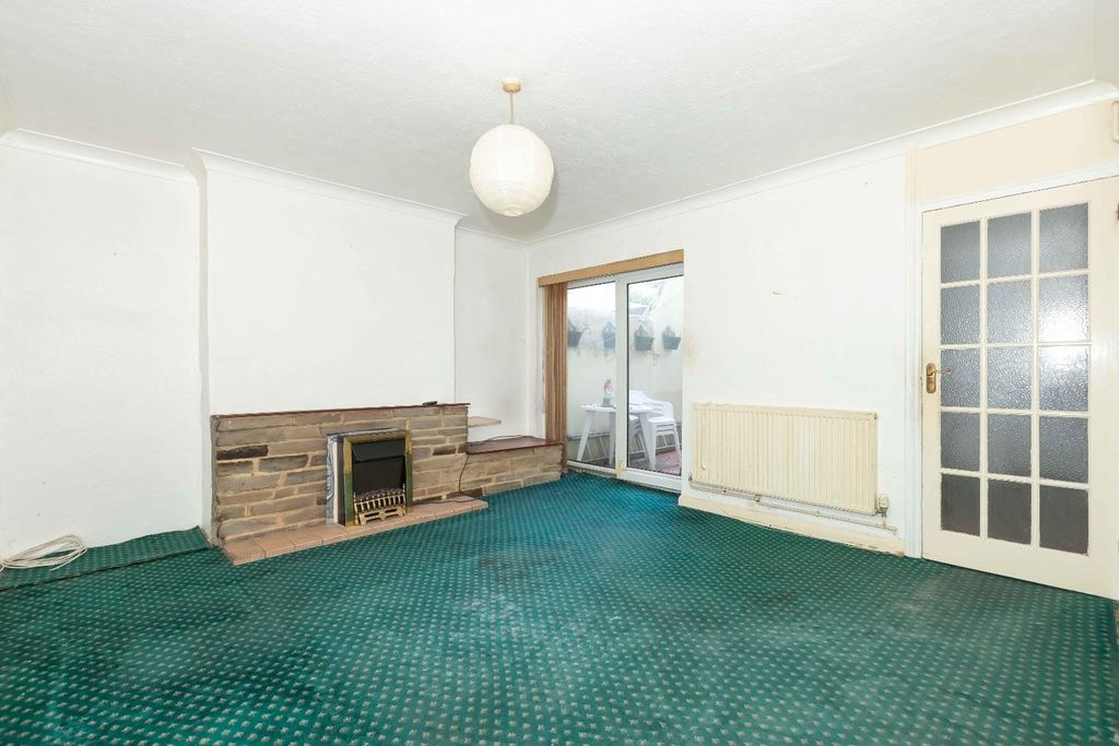 Property photo 2 of 14 Lansdowne St_2.Jpg