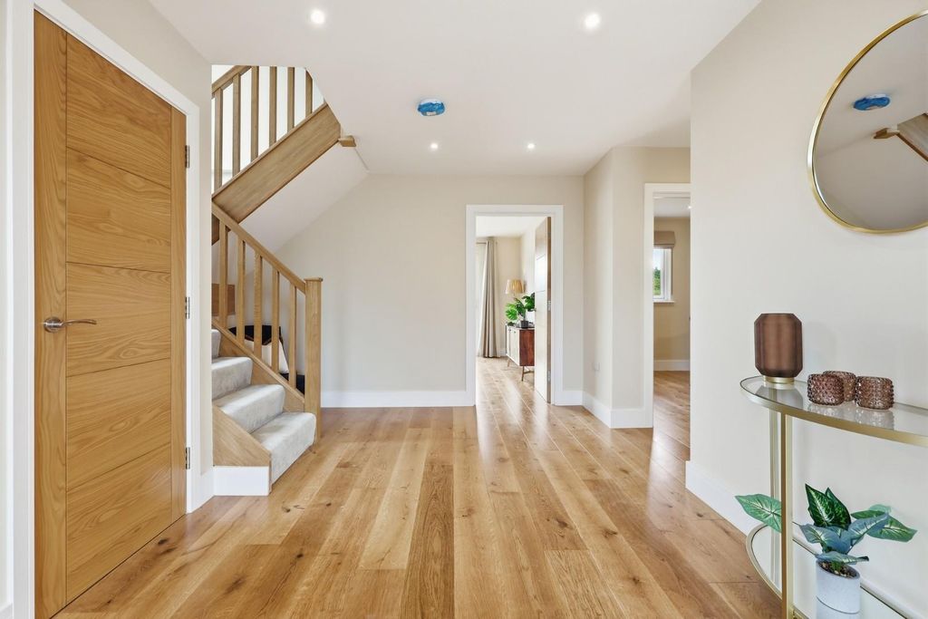 Property photo 3 of 22 Entrance Hall