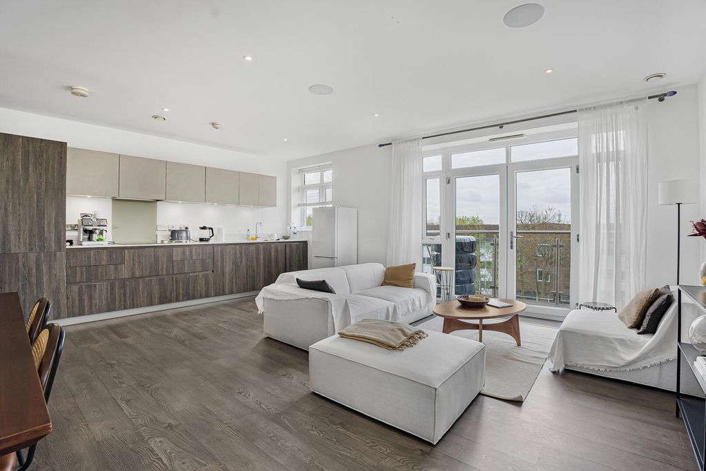 Property photo 1 of 23 Living Room