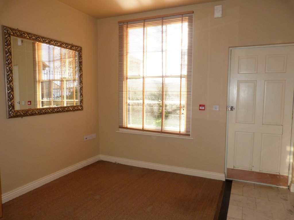 Property photo 3 of 8 Lounge Area