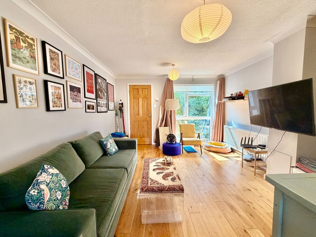 Property photo 1 of 8 Living