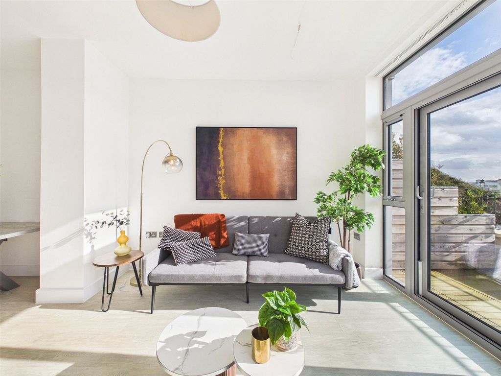 Property photo 2 of 11 Paragon Road