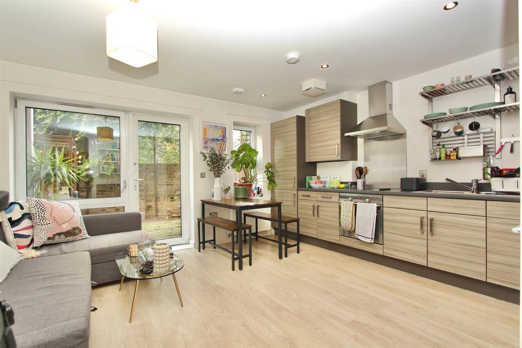 Property photo 1 of 21 Saxony Court, E5