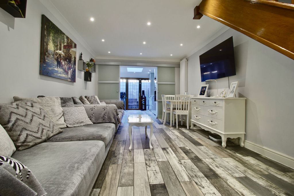 Property photo 2 of 28