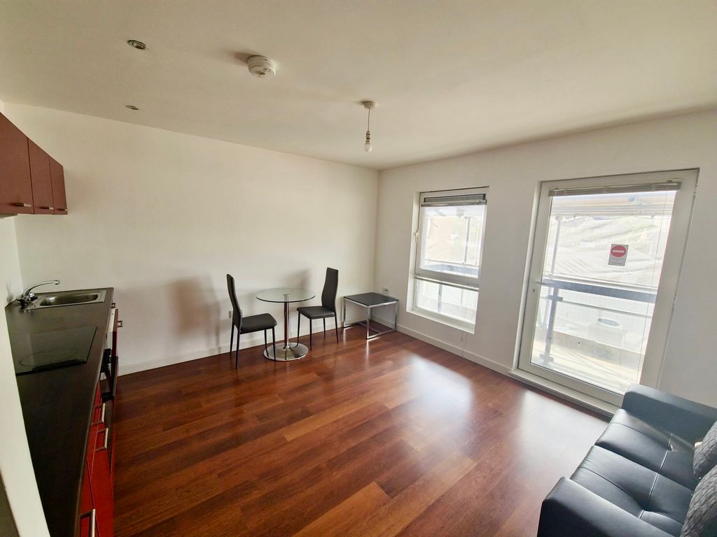 Property photo 3 of 6 80E87ee7-14Dd-4B2c-8194-69F37211F403
