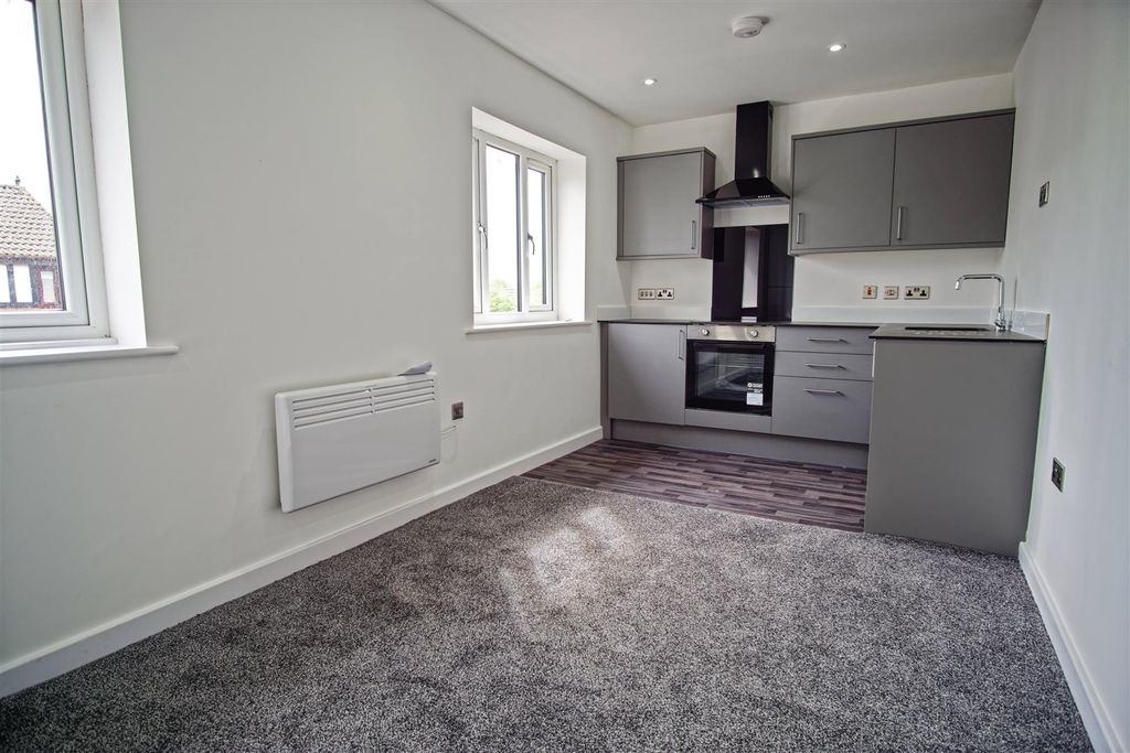 Property photo 1 of 7 Kitchen / Dining Area