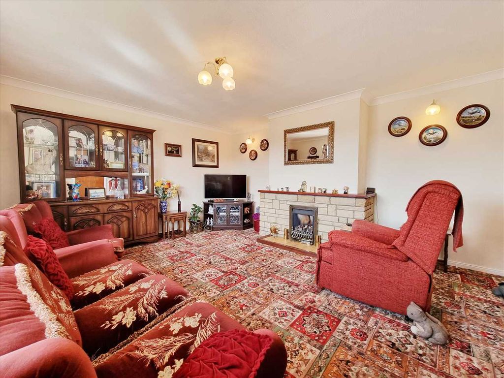 Property photo 2 of 15 Lounge: