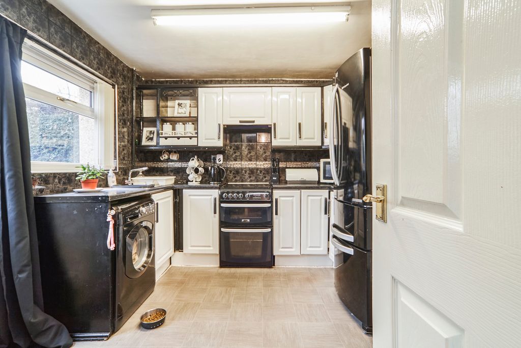 Property photo 2 of 15 Kitchen