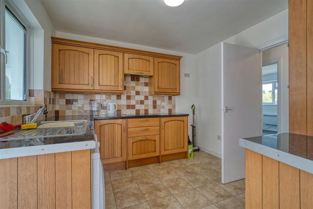 Property photo 2 of 9 Kitchen