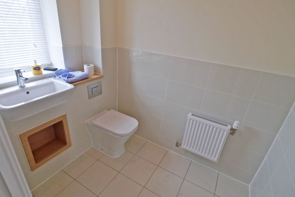 Property photo 2 of 13 Cloakroom