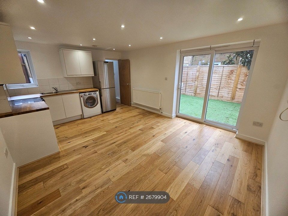 Property photo 3 of 9 Kitchen-Lounge