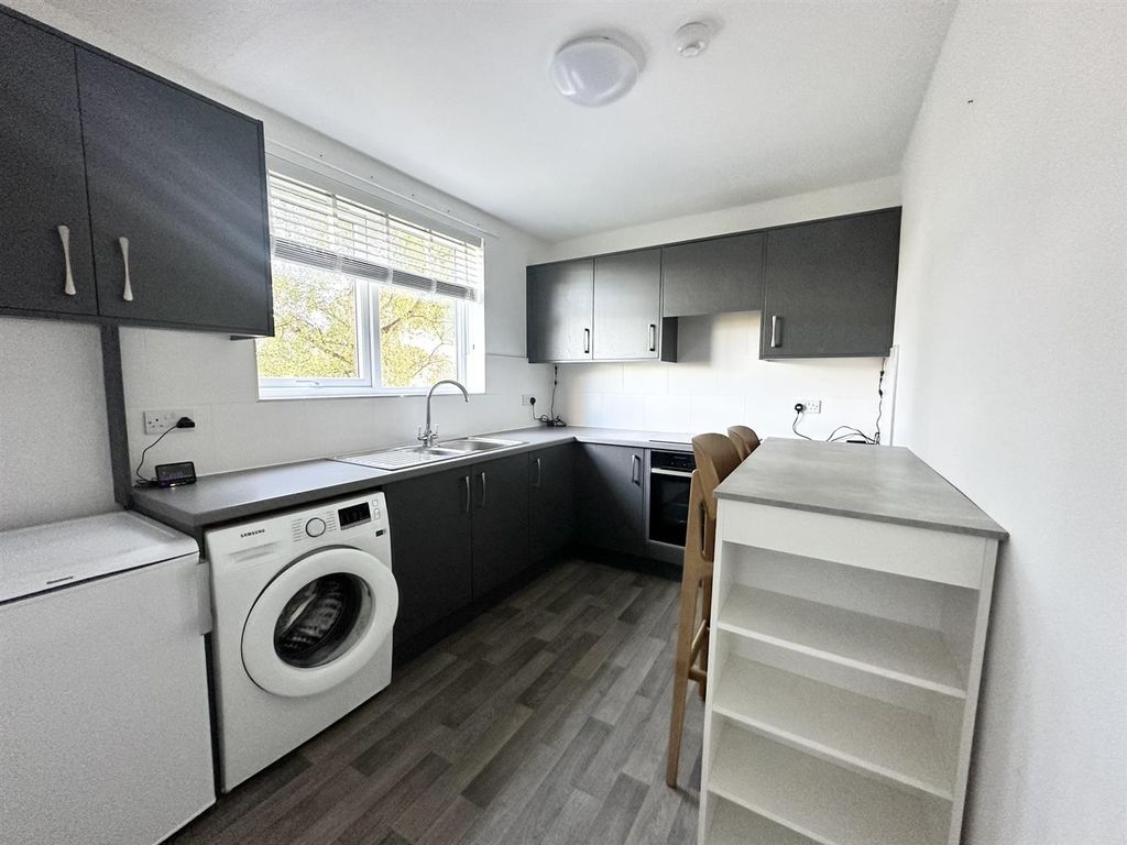 Property photo 2 of 10 Kitchen