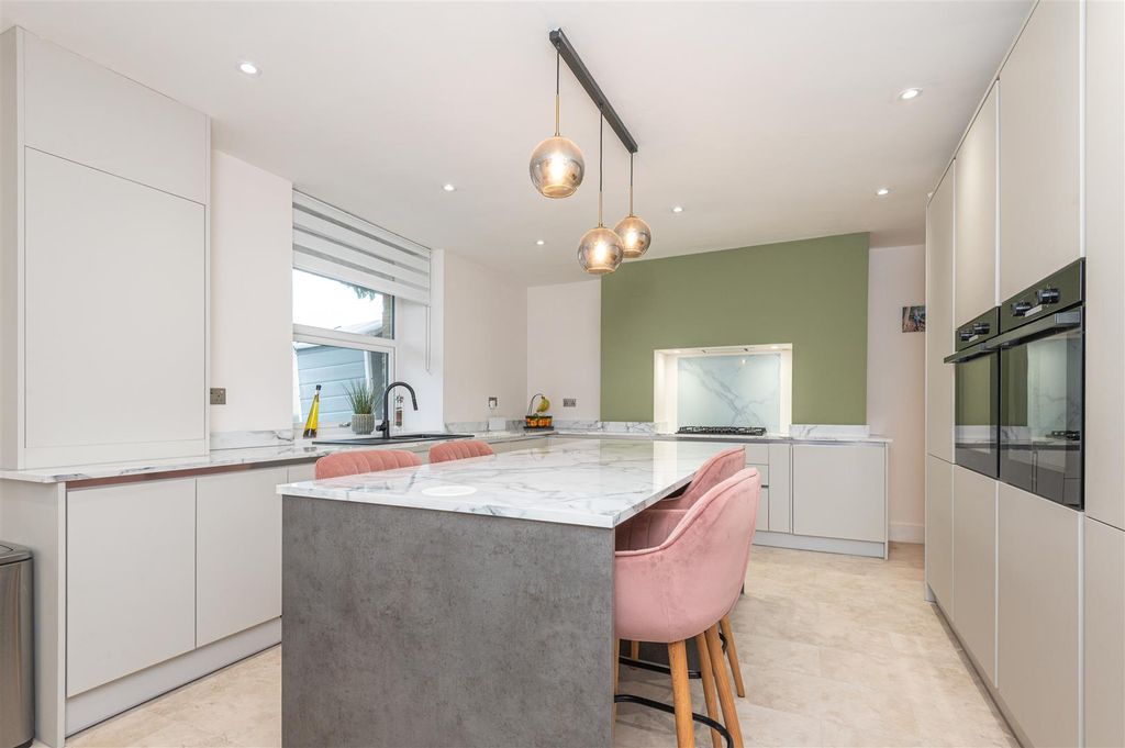 Property photo 3 of 34 15 - 112 Stainland Road Hx4 8Bq.Jpg