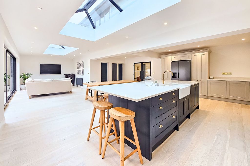 Property photo 2 of 33