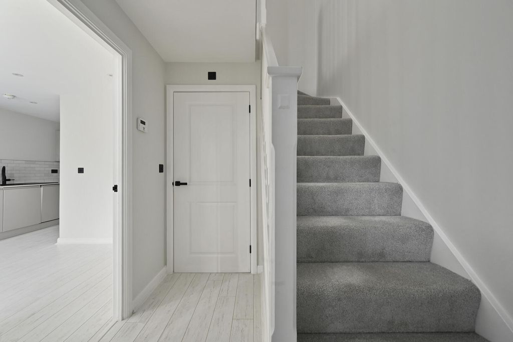 Property photo 3 of 14 Hallway
