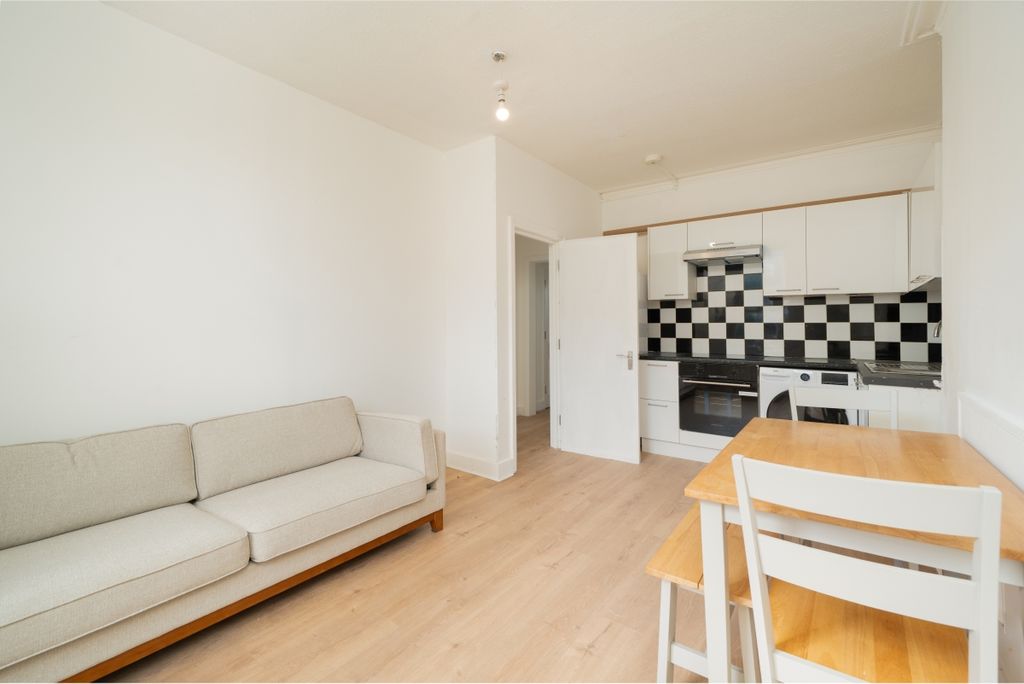 Property photo 1 of 15 South Lambeth Roa...