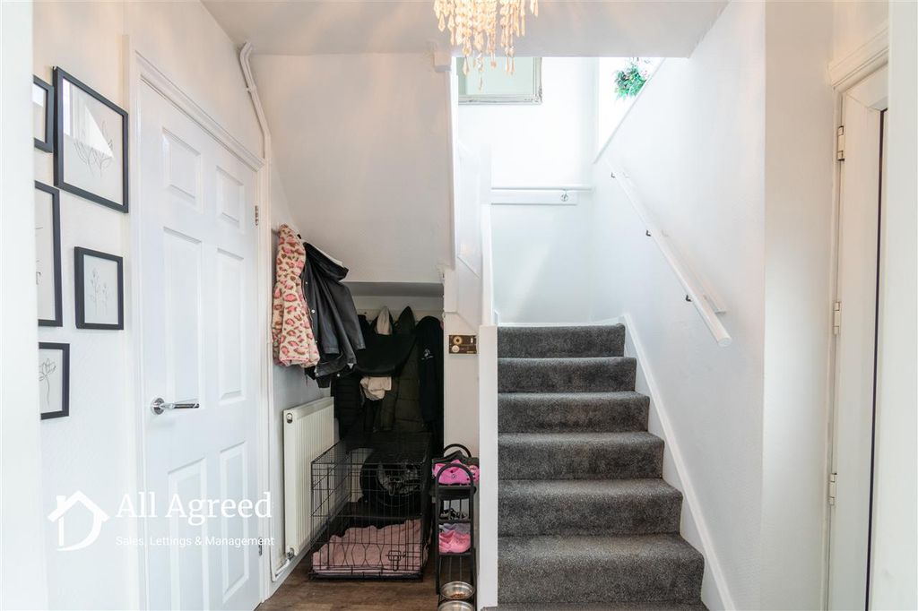 Property photo 2 of 17 Entrance Hall