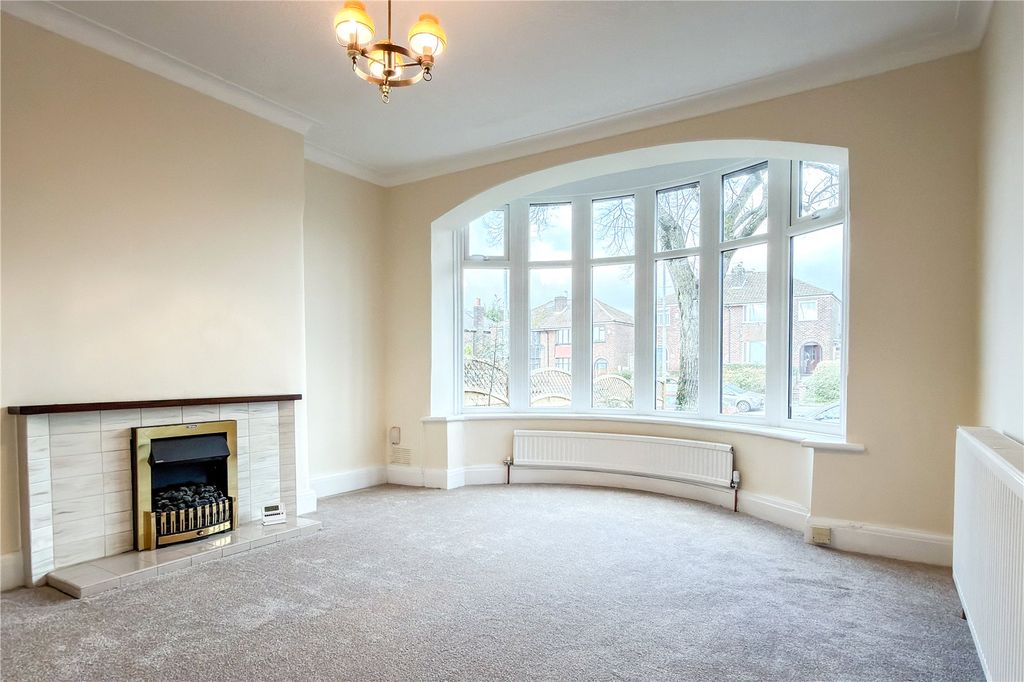 Property photo 3 of 23 Lounge