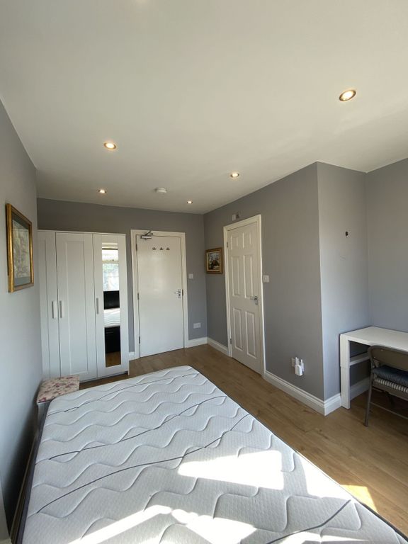 Property photo 3 of 8 Room C 3