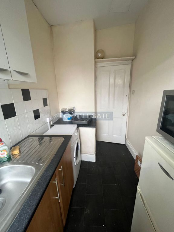 Property photo 1 of 7 Yews Hill Road, Thornton Lodge, Huddersfield, HD1 3Sa