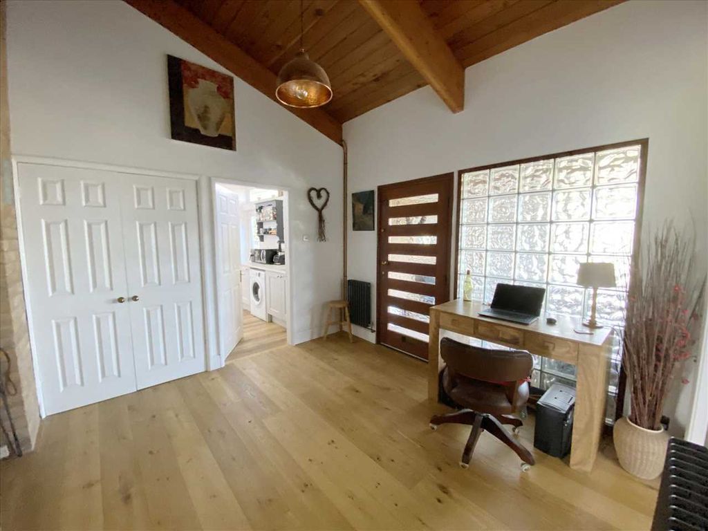 Property photo 2 of 20