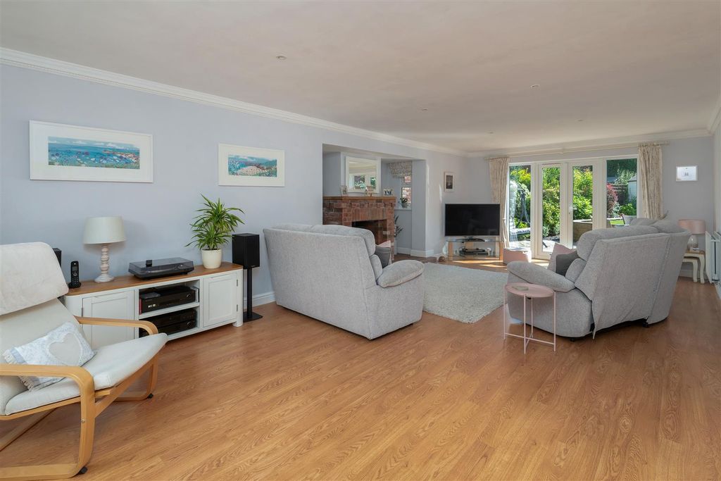 Property photo 2 of 27