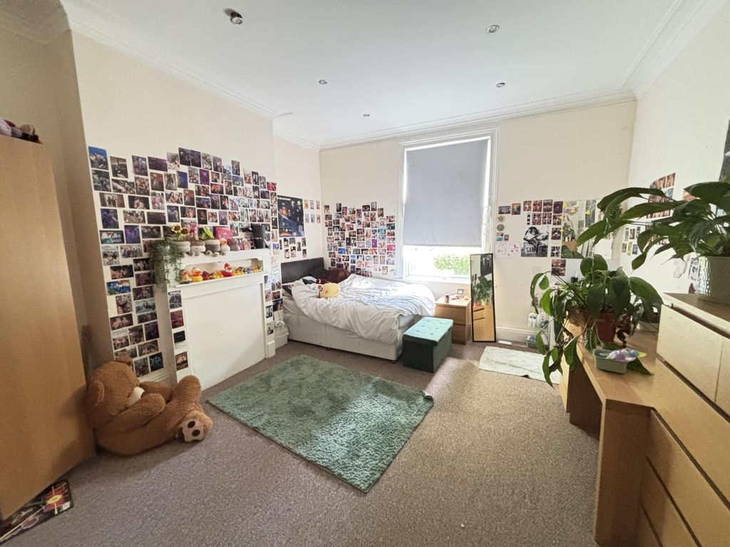 Property photo 2 of 22 A Bright And Spacious Master Bedroom Featuring A l...