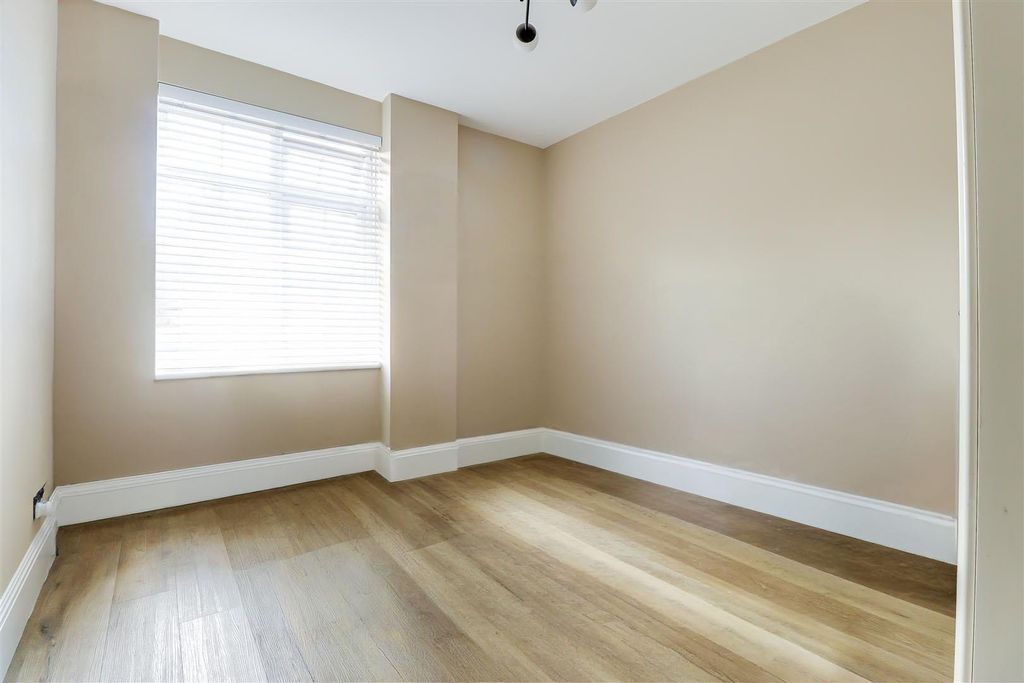 2 bed flat for saleThundersley Park Road, Benfleet, Essex SS7 photo 5