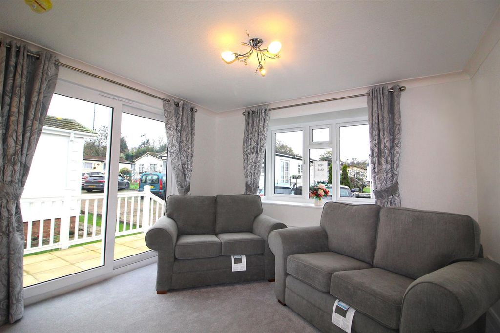 Property photo 2 of 8 E Lounge.Jpg