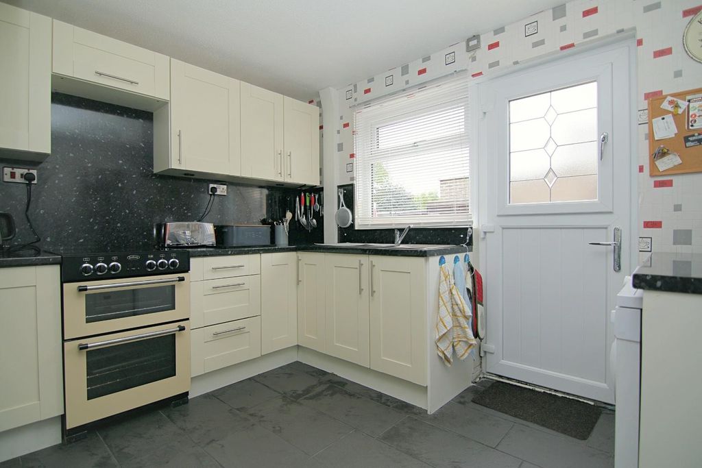Property photo 3 of 19 Kitchen