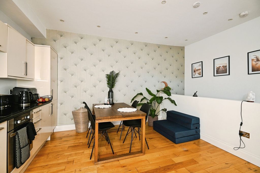 Property photo 3 of 8 Pbox-Img.Jpg