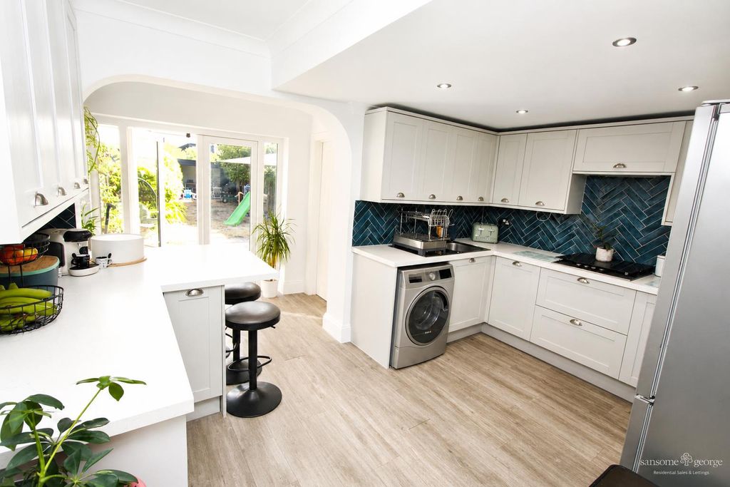 Property photo 2 of 28 Kitchen/Breakfast Room