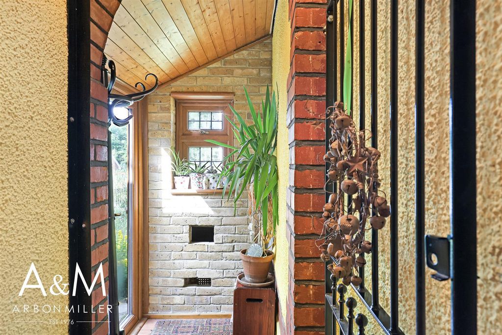 Property photo 3 of 27 Entrance Porch