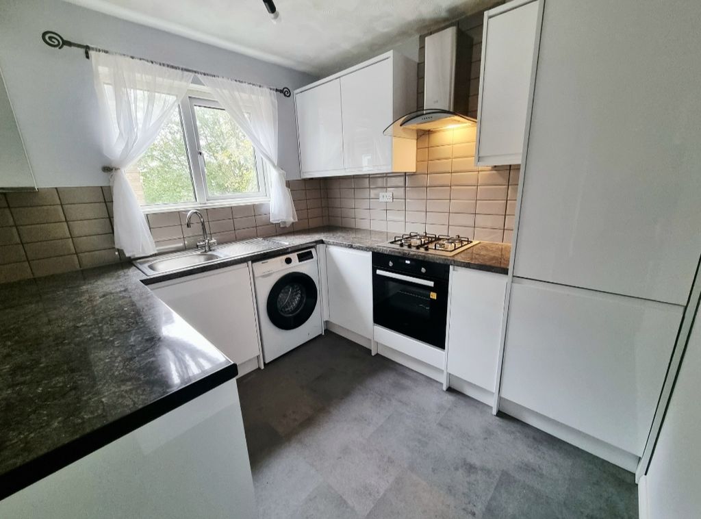 Property photo 3 of 9 Kitchen