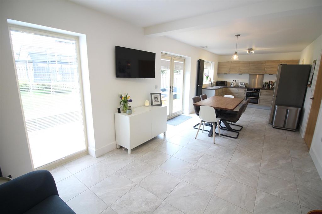 Property photo 3 of 20 Kitchen/Dining Room
